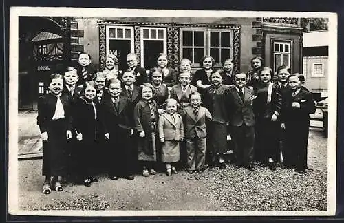 AK Paris, Exposition Internationale 1937, Esplanade des Invalides, Un groupe de la population du Royaume de Lilliput