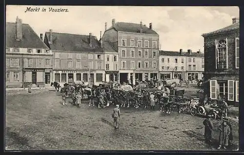 AK Vouziers, Marktplatz mit Pferdefuhrwerken und Soldaten