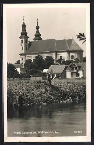 AK Maria-Lanzendorf /N. Oe., Uferpartie mit der Wallfahrtskirche