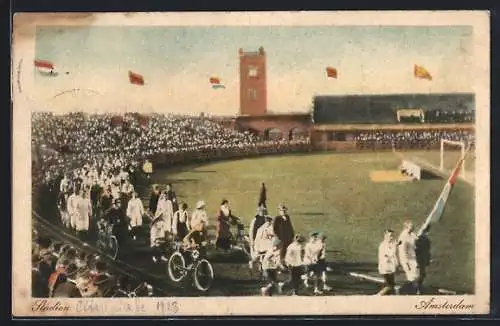 AK Amsterdam, Olympia-Stadion, Einzug der Sportler