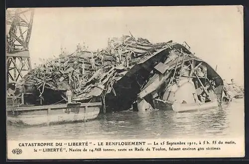 AK Catastrophe du Liberté 1911, Le Renfloument, Retter auf dem gekenterten Kriegsschiff Liberté