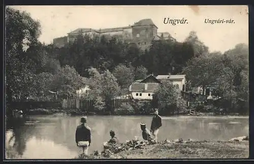 AK Uschhorod-Ungvár, Blick zum Schloss, Soldaten am Ufer