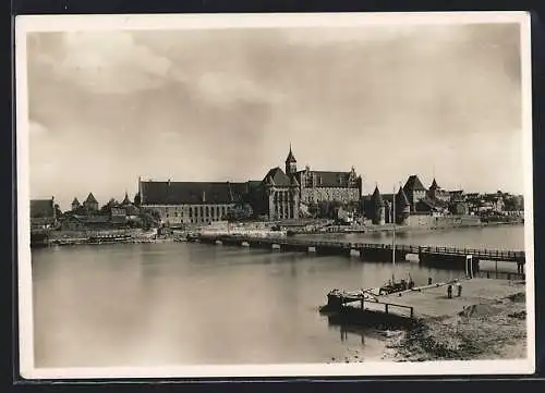 AK Marienburg, Hoch- und Mittelschloss-Panorama mit Brücke