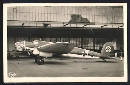 AK Zweimotoriges Kampfflugzeug He 111 K im Hangar, 