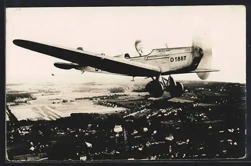 Foto-AK Junge im Flugzeug in der Luft in einer Studiokulisse