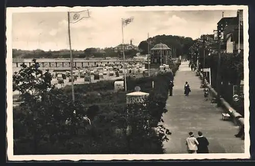 AK Niendorf / Ostseebad, Strandpromenade mit Seebrücke