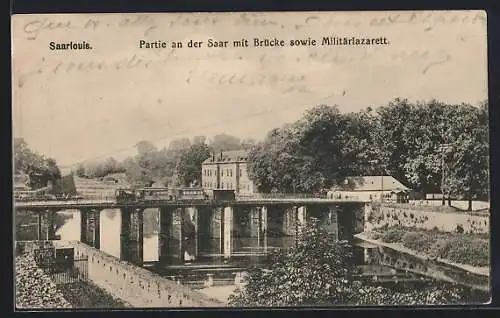 AK Saarlouis, Partie an der Saar mit Brücke und Militärlazarett, Strassenbahn