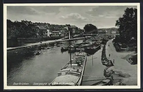 AK Saarbrücken, Saarpartie mit der Friedrichsbrücke, Schiffsanleger