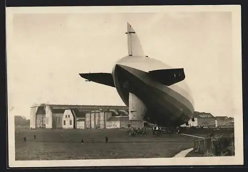 AK Luftschiff Graf Zeppelin LZ-127 beim Landemanöver in Friedrichshafen