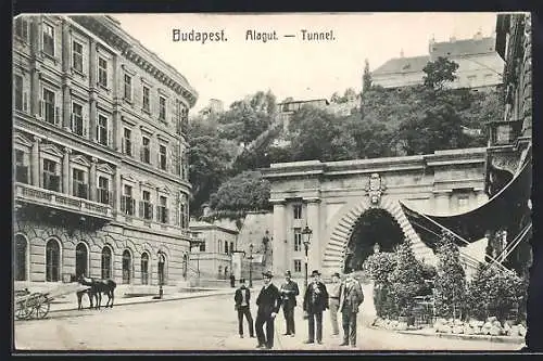 AK Budapest, Alagut, Tunneleingang mit Passanten