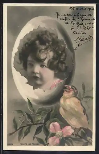 AK Oeufs de Pâques, Kinderportrait in Osterei und singender Vogel