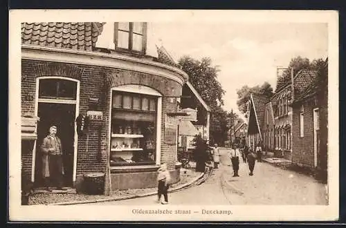 AK Denekamp, Oldenzaalsche Straat, Strassenpartie mit Geschäft und Kaufmann