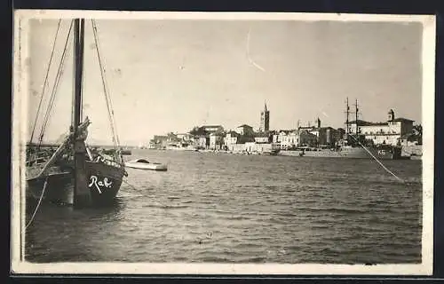 AK Rab, Segelboot mit Blick auf die Ortschaft