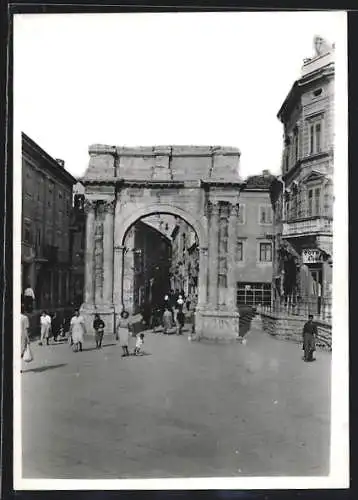 AK Pula, Blick auf antikes Tor