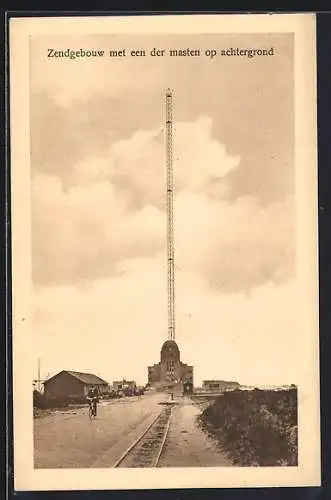 AK Kootwijk, Kootwijksche Zand, Radio-station, Zendgebpuw met een der masten op achtergrond