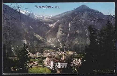 AK Franzensfeste, Teilansicht mit Blick auf die Kirche, Berge im Hintergrund