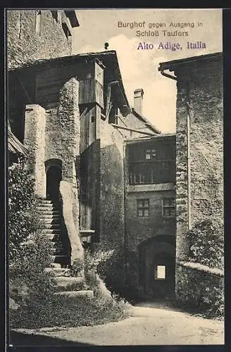 AK Taufers, Burghof mit Ausgang im Schloss Taufers