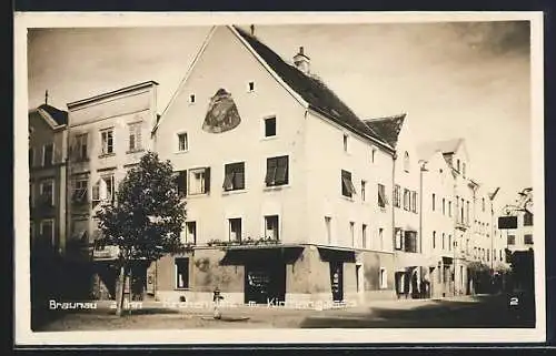 AK Braunau a. Inn, Kirchenplatz mit Kirchengasse