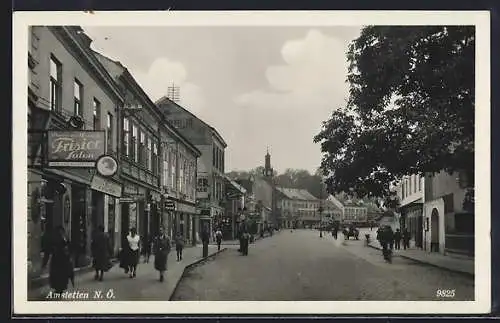 AK Amstetten /N. Ö., Strassenpartie mit Frisiersalon