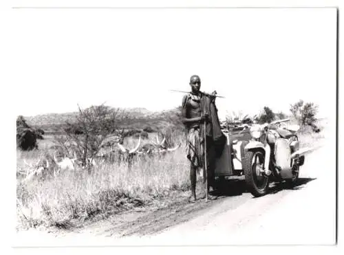 Fotografie Motorrad mit Seitenwagen nebst Afrikaner, Eingeborener Hirte