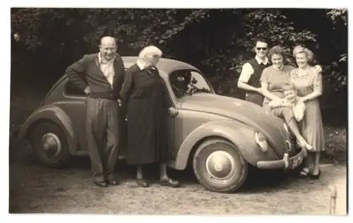 Fotografie Auto Volkswagen VW Käfer Dickholmer, stolze Familie bewundert PKW