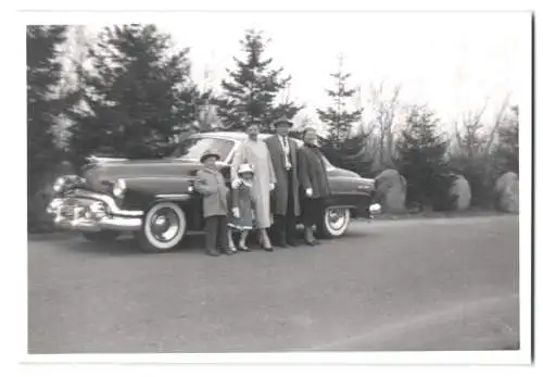 Fotografie Auto, US-Car, Familie bei einer Ausfahrt in Fieldspark