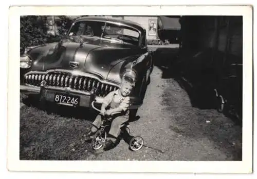 Fotografie Auto, US-Car, Kennzeichen Massachusetts 1951, Knabe mit Dreirad vor PKW