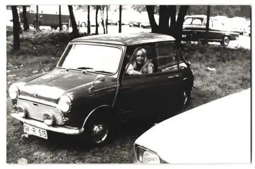 Fotografie Auto Mini Cooper, hübsche Blondine im PKW sitzend, Kennzeichen GV-R 515