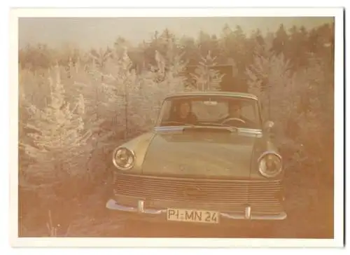 Fotografie Auto Opel, Paar im PKW Kennzeichen PI-MN 24