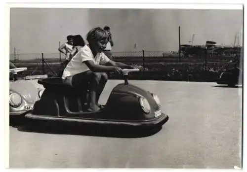 Fotografie Rummel-Kirmes, Knabe im VW Käfer Auto-Scooter, Fahrgeschäft