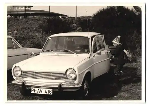 Fotografie Auto Simca GLS, Knabe steigt in weisse Limousine, Kennzeichen PI-AV 416