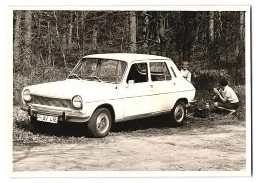 Fotografie Auto Simca GLS, Mutter & Sohn machen Picknick hinter dem PKW, Kennzeichen PI-AV 416