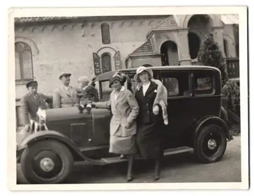 Fotografie Auto, elegante Dame neben Limousine