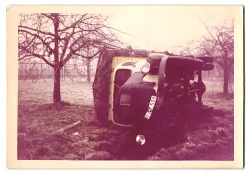 Fotografie Lastwagen Mercedes Benz, LKW-Pritsche auf die Seite gekippt, Kennzeichen RV-F 593