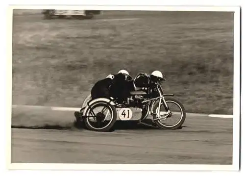 Fotografie Motorsport, Rennmotorrad Jawa mit Seitenwagen Startnummer 41 beim Speedway Rennen