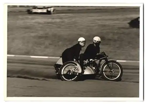 Fotografie Motorsport, Rennmotorrad mit Seitenwagen Startnummer 34 beim Speedway Rennen