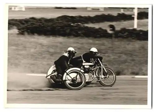 Fotografie Motorsport, Rennmotorrad Jawa mit Seitenwagen Startnummer 41 beim Speedway Rennen