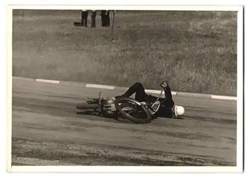 Fotografie Motorsport, Rennmotorrad Startnummer 10 beim Speedway Rennen gestürzt