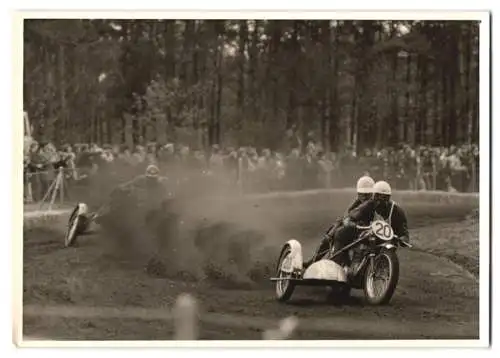 Fotografie Motorsport, Rennmotorrad mit Seitenwagen Startnummer 20 beim Gelände-Rennen