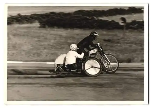 Fotografie Motorsport, Rennmotorrad mit Seitenwagen beim Speedway Rennen