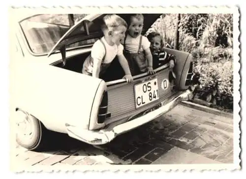 Fotografie Auto DKW Junior, glückliche Kinder spielen im Kofferraum, Kennzeichen OS-CL 841