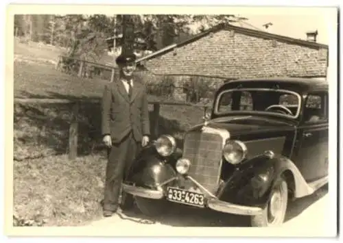 Fotografie Auto Mercedes Benz, Chauffeur neben schwarzer Limousine