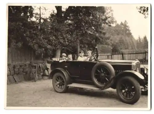 Fotografie Auto Adler Cabrio, Knaben mit Schutzbrille spielen im Cabriolet