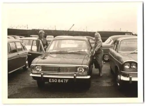 Fotografie Auto, PKW Rechtslenker mit Kennzeichen England ESO 847F