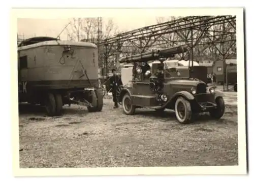 Fotografie Stitz, Berlin, Feuerwehr, Löschfahrzeug, Leiterwagen der Feuerwehr von Avignon 1954