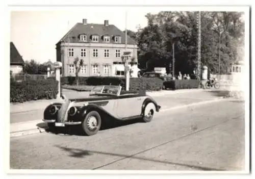 Fotografie Auto BMW Cabrio, Cabriolet neben Esso-Tankstelle stehend