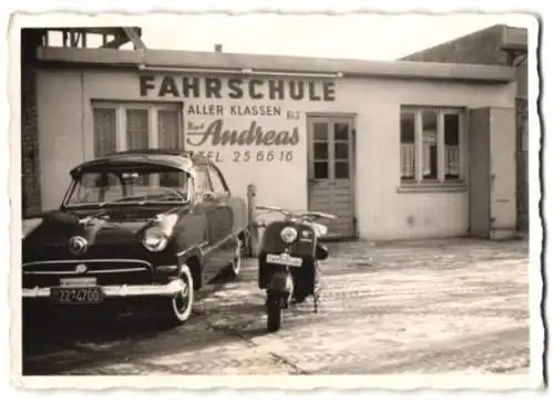 Fotografie unbekannter Fotograf, Ansicht Hamburg, Auto Ford Taunus & Motorroller NSU Lambretta der Fahrschule K. Andreas