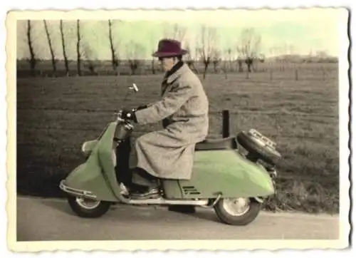 Fotografie Motorrad Heinkel Tourist, Herr im Mantel auf LKrad, koloriert