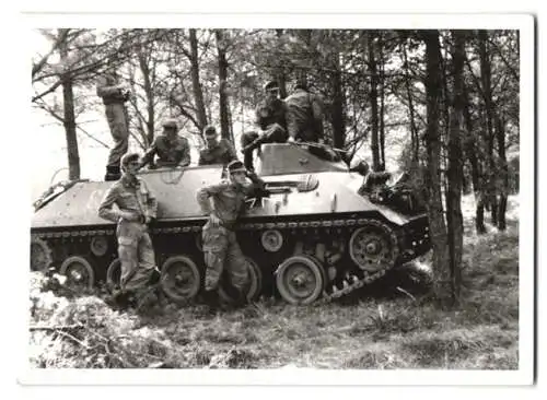 Fotografie Bundeswehr, Soldaten in Uniform nebst Panzer, Tank, Schützenpanzer