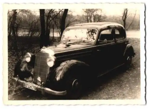 Fotografie Auto Mercedes Benz, Limousine mit Kennzeichen DU-LH70